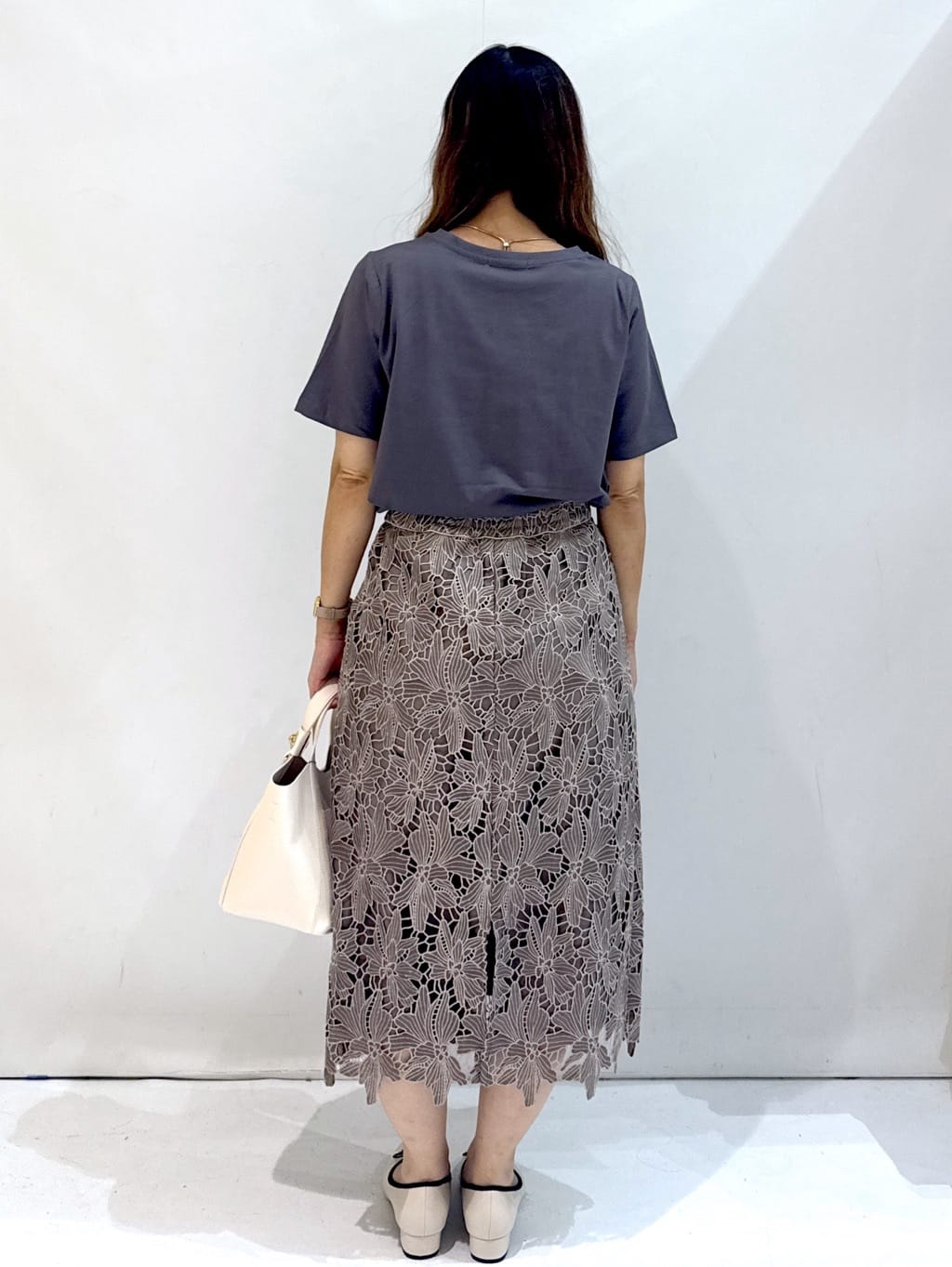 hirokoさんの「OPAQUE.CLIP｜スパンコール刺繍ロゴTシャツ【洗濯機洗い可／接触冷感／UVケア】」を使ったコーディネート