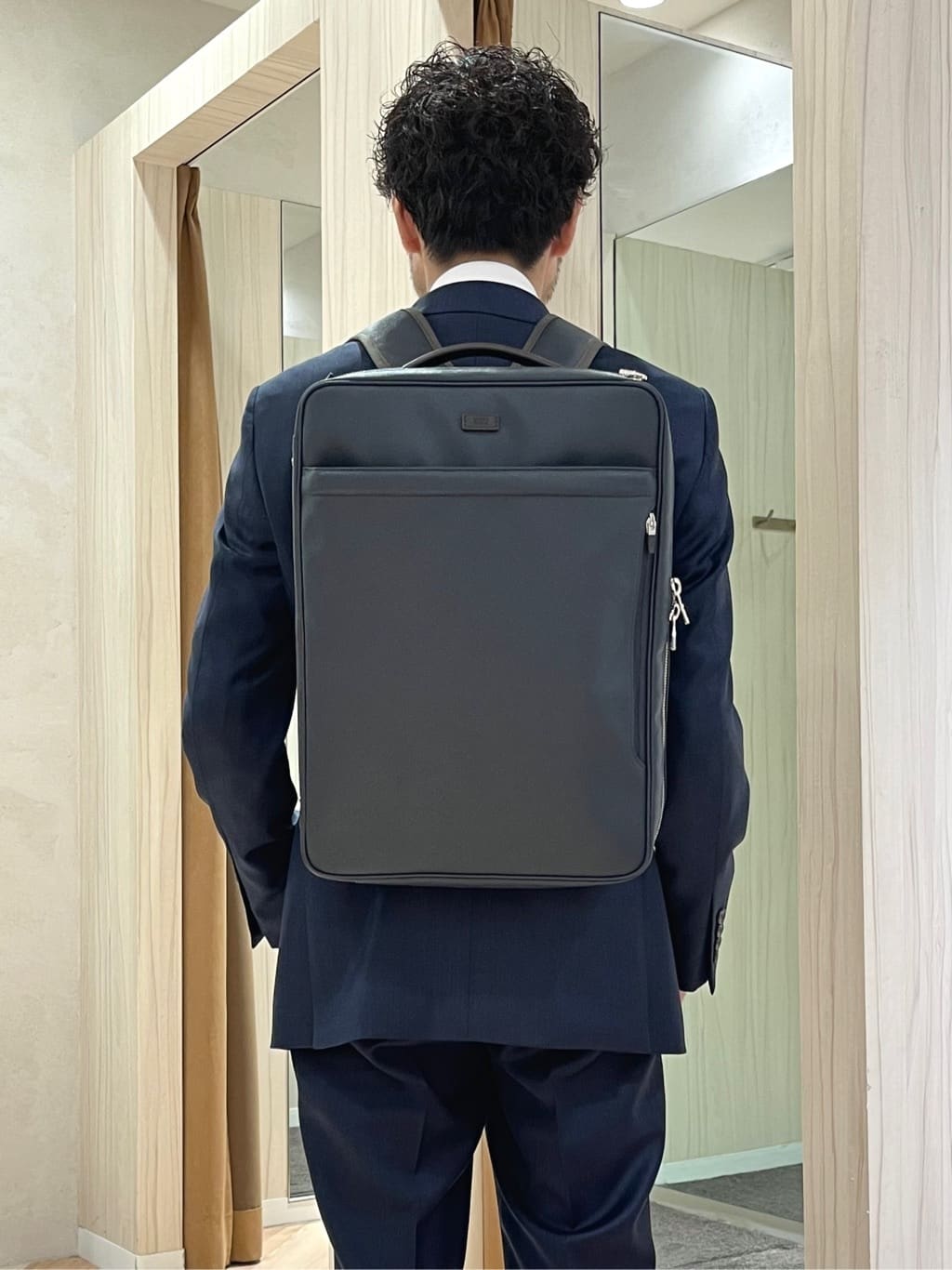 URAさんの「TAKEO KIKUCHI｜【Three by Three】シャイニーシャークピンヘッド スーツ/3ピース対応可」を使ったコーディネート