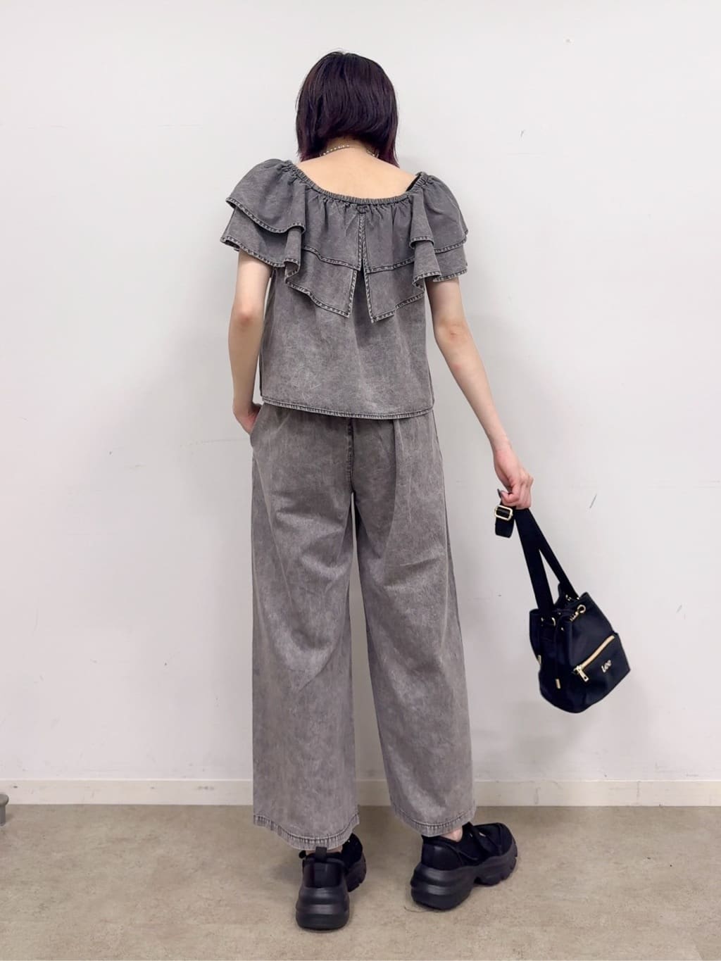 𝐜𝐡𝐢𝐤𝐚さんの「SHOO･LA･RUE｜【セットアップ可/前後2WAY/オフショル2WAY】着こなしを楽しめる デニムフリルブラウス」を使ったコーディネート