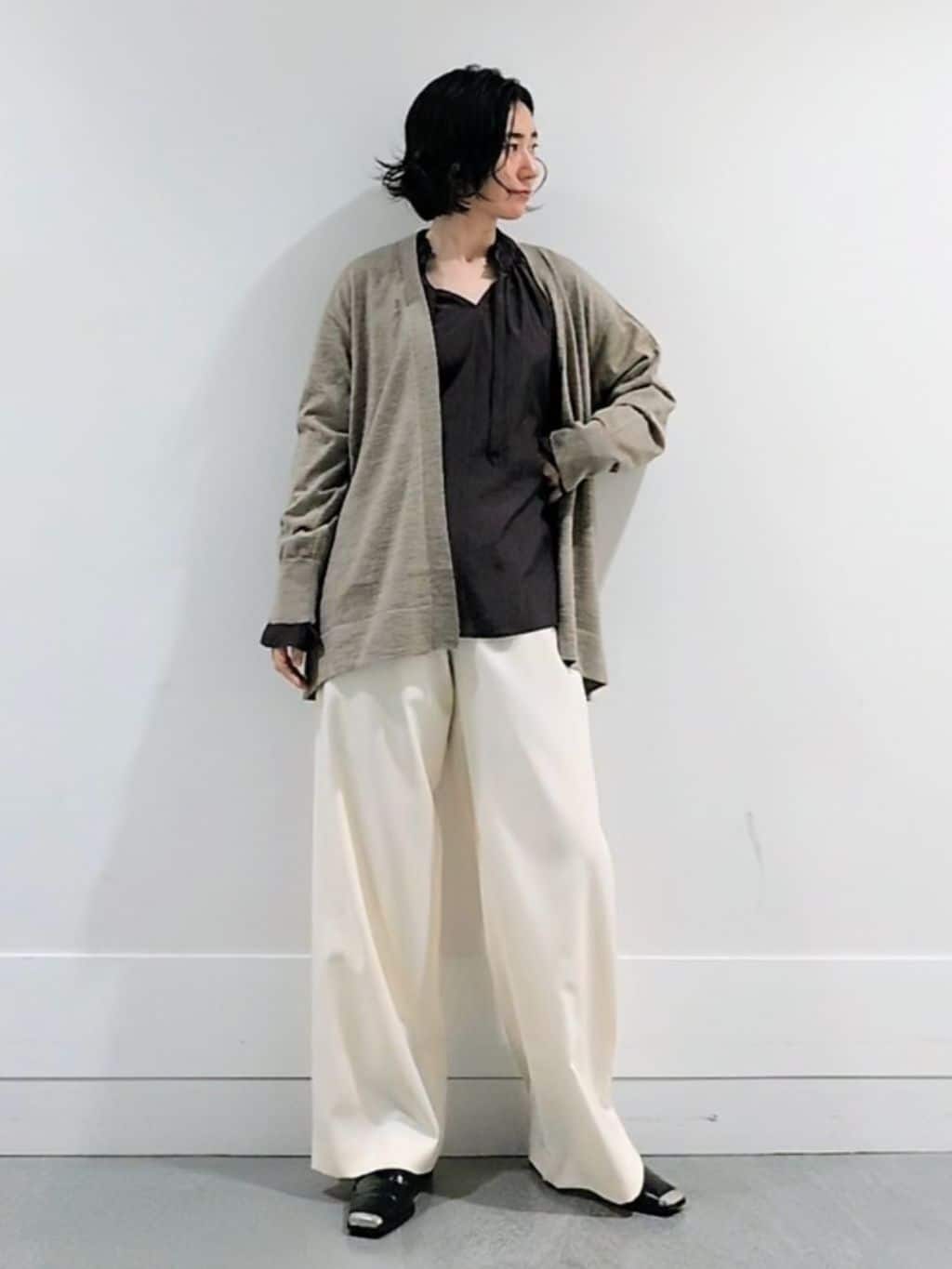 ミズタさんの「UNTITLED｜【アンサンブル可/洗える/ボタンなし】シルクウールカシミヤ 着流しカーディガン」を使ったコーディネート
