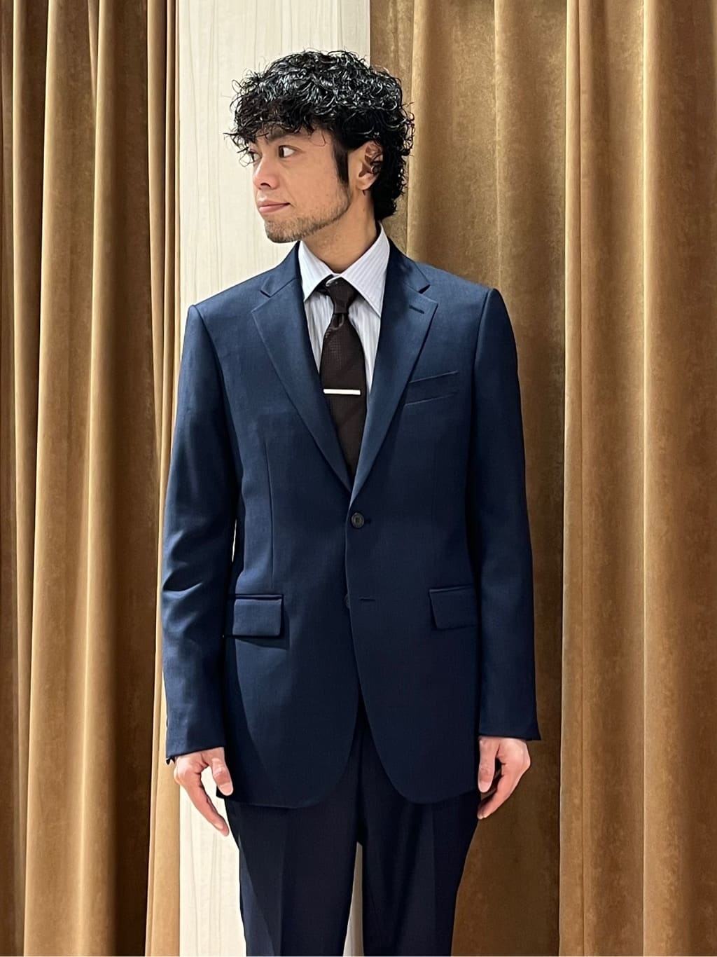 URAさんの「TAKEO KIKUCHI｜【Three by Three】シャイニーシャークピンヘッド スーツ/3ピース対応可」を使ったコーディネート