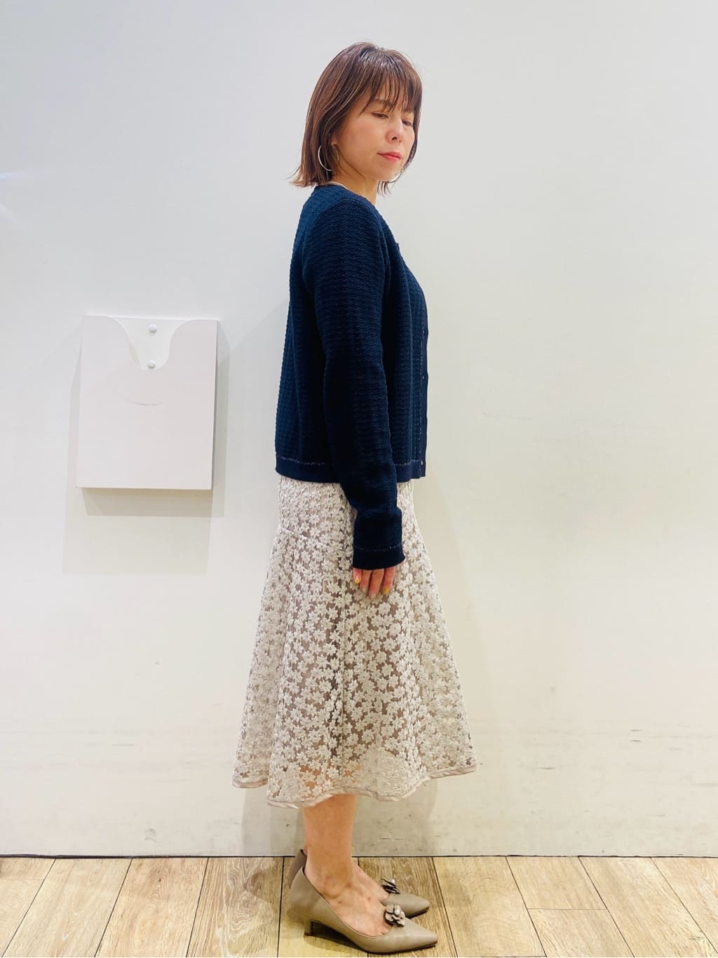 YUKOさんの「index｜ロゴ刺繍クルーカーディガン【洗濯機洗い可】」を使ったコーディネート