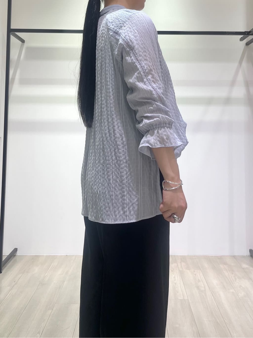 hasuさんの「INDIVI｜【洗える／シャーリング素材】ボリューム袖エアリーブラウス」を使ったコーディネート