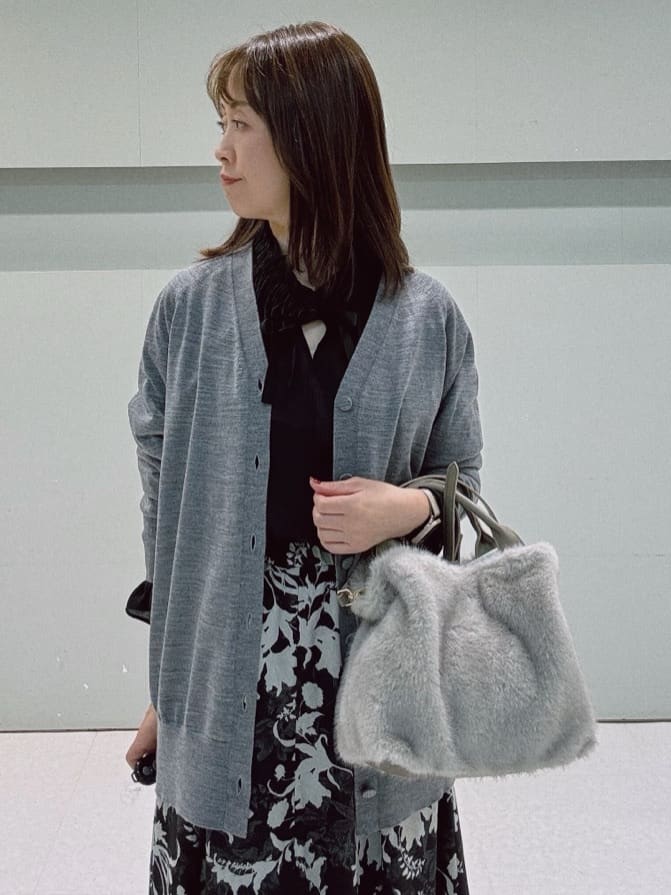 makiさんの「UNTITLED｜【アンサンブル可/洗える/Vネック】ウールシルクカーディガン」を使ったコーディネート