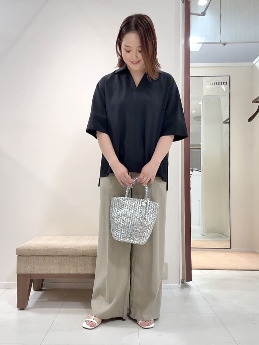 YUIさんの「UNTITLED｜【UVカット/接触冷感/吸水速乾/ゆったり】V開きネックシャツ」を使ったコーディネート