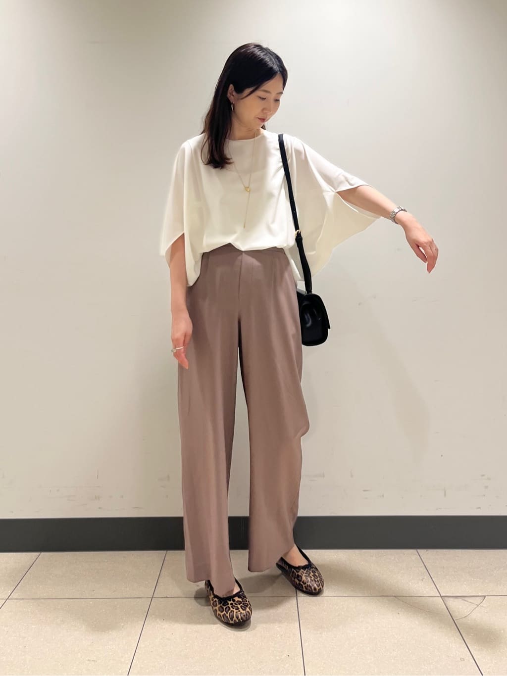 shokoさんの「INDIVI｜【体型カバー/SETUP可能】ジョーゼット　ドルマンブラウス」を使ったコーディネート