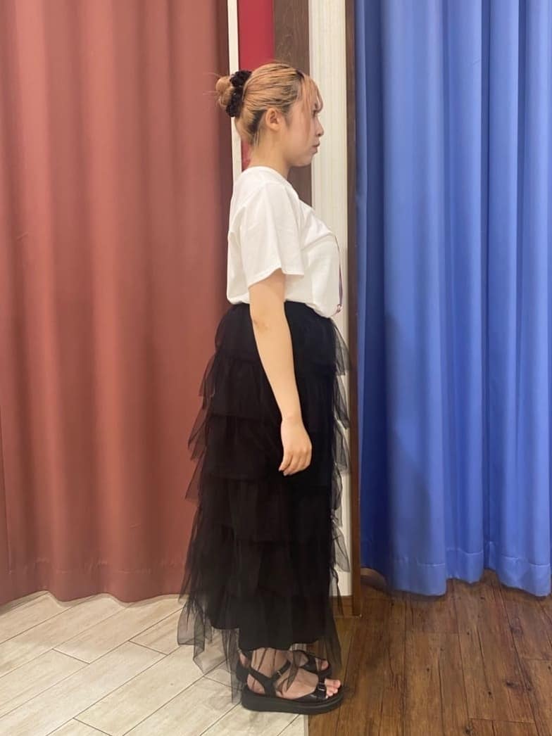 SAKUさんの「SHOO･LA･RUE｜【S-LL/ひんやり/汗ジミ軽減/UVカット】グラフィックアソートTシャツ」を使ったコーディネート