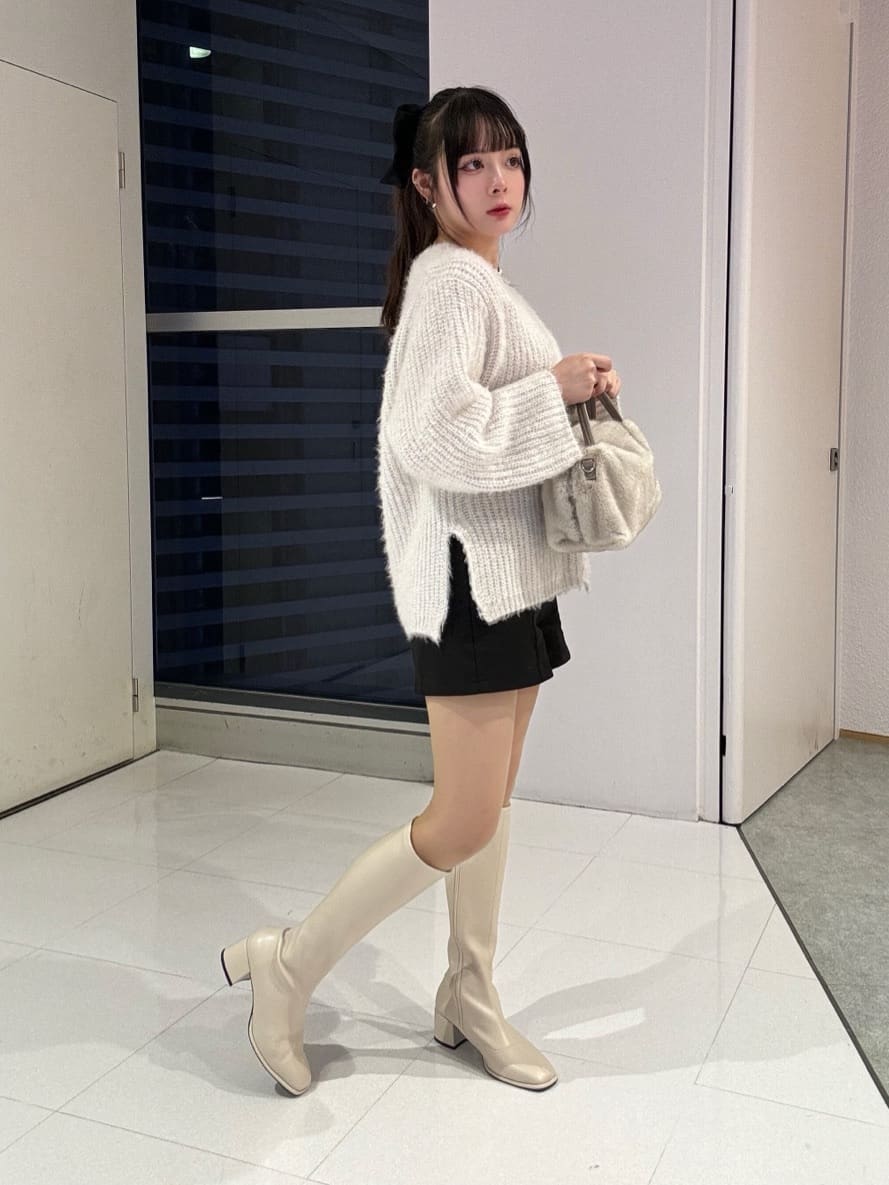 HUANG WEIHSUANさんの「ESPERANZA｜スクエアトゥロングブーツ【ロングセラー／歩きやすい／ローヒール／ストレッチ／サイドジップ／着脱簡単／」を使ったコーディネート