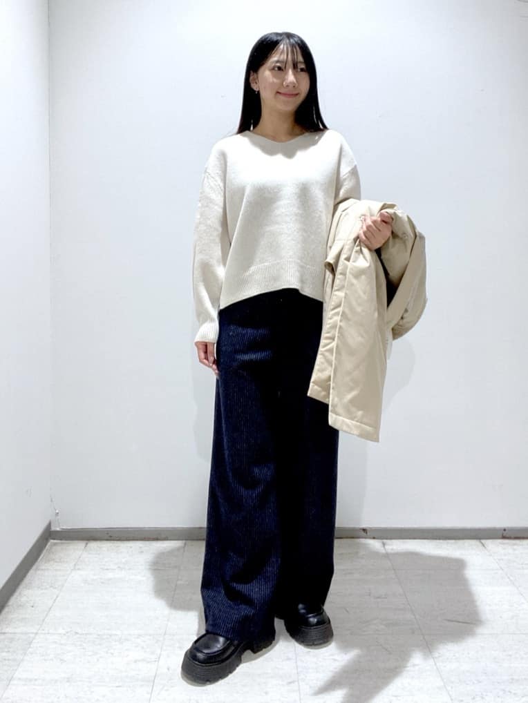 meiさんの「INDIVI｜【洗える／カシミヤ混】ミドルゲージVネックニット」を使ったコーディネート