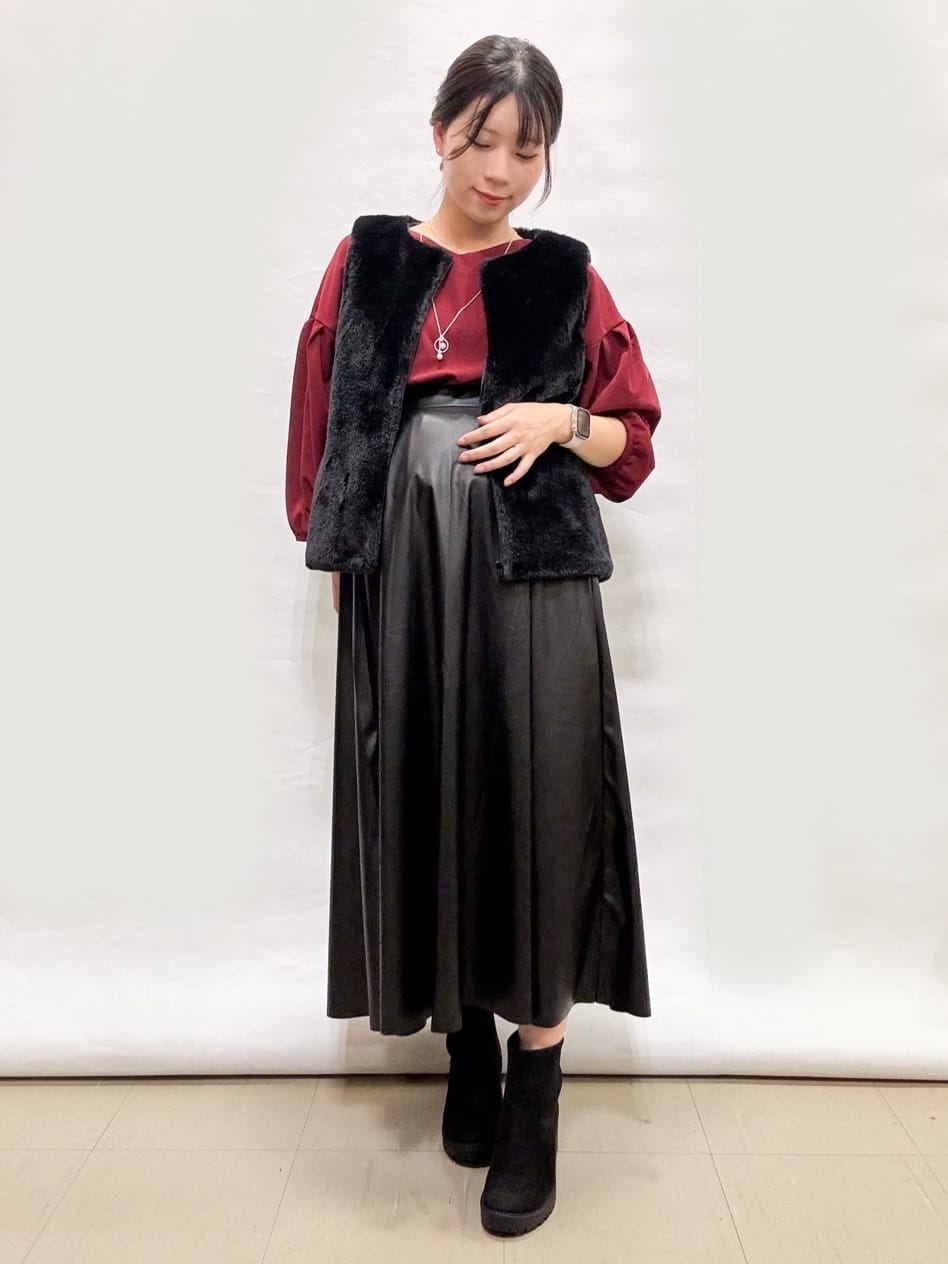 bulさんの「SHOO･LA･RUE｜【2点セット/7分袖】大人のきれい見え お袖タック入りアクセ付きトップス」を使ったコーディネート