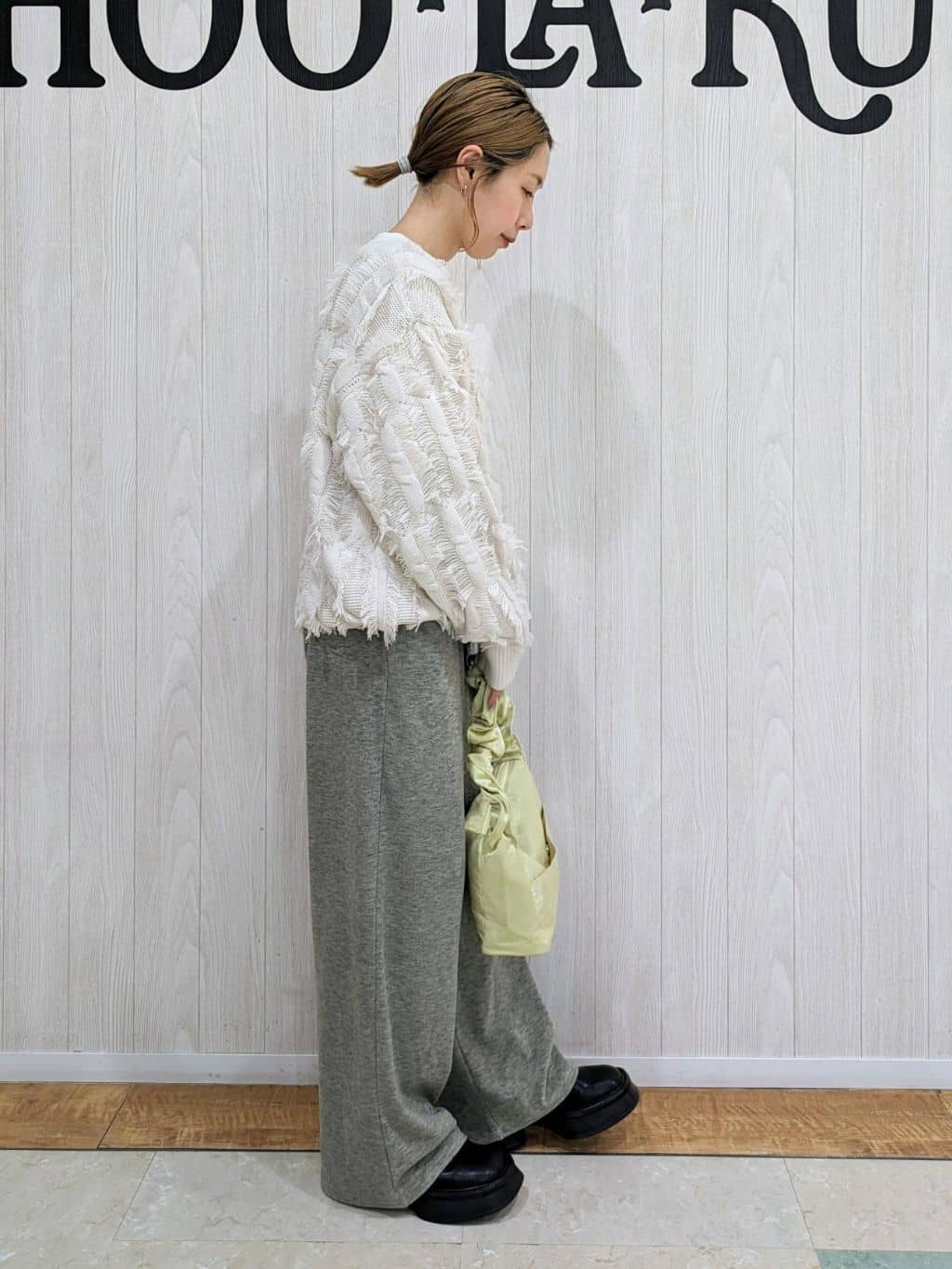 うずまきさんの「SHOO･LA･RUE｜◆【S-LL】一枚で主役級。フリンジが目を惹くゆるニット」を使ったコーディネート