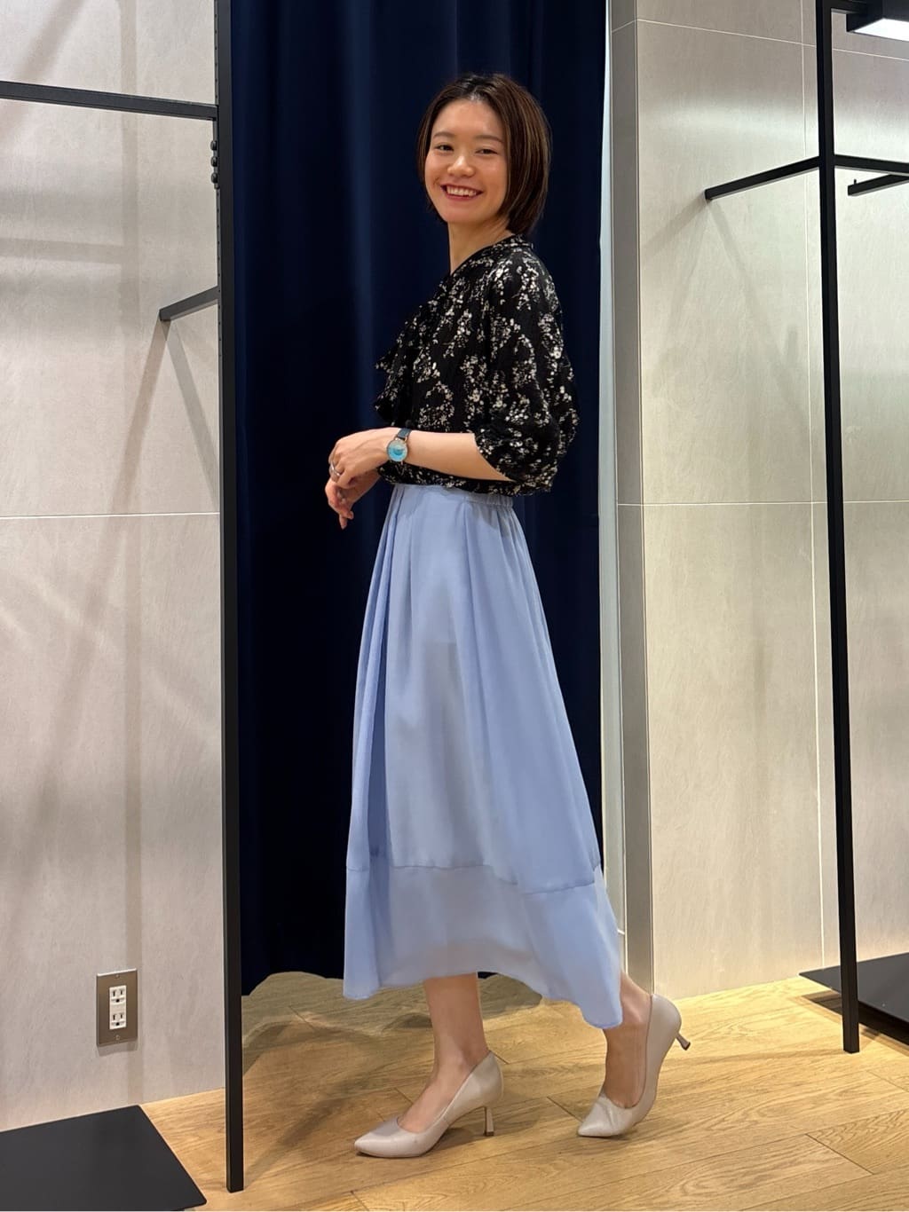 kanaeさんの「INDIVI｜【モノトーン小花柄／シャーリング素材】ボリューム袖エアリーブラウス」を使ったコーディネート