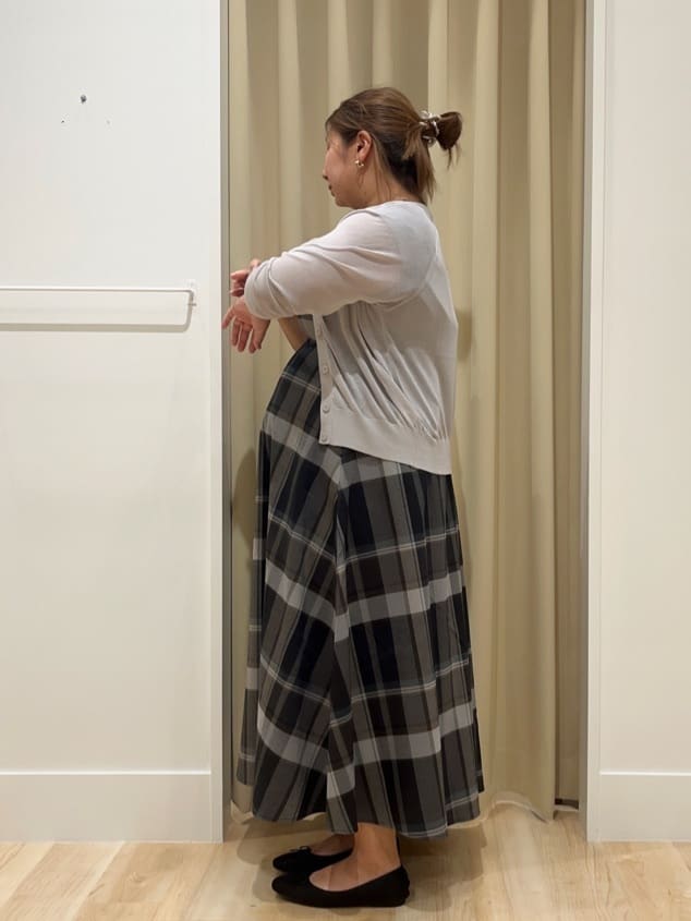 ゆうmamaさんの「grove｜さっと二の腕カバー　大人な抜け感シアーラグランVネックカーデ」を使ったコーディネート