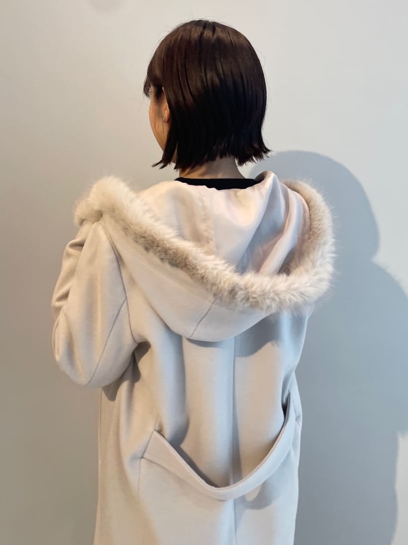 abeさんの「Couture brooch｜【大人可愛い・フード取り外し可能】フードフェイクファー ハーフ丈コート」を使ったコーディネート