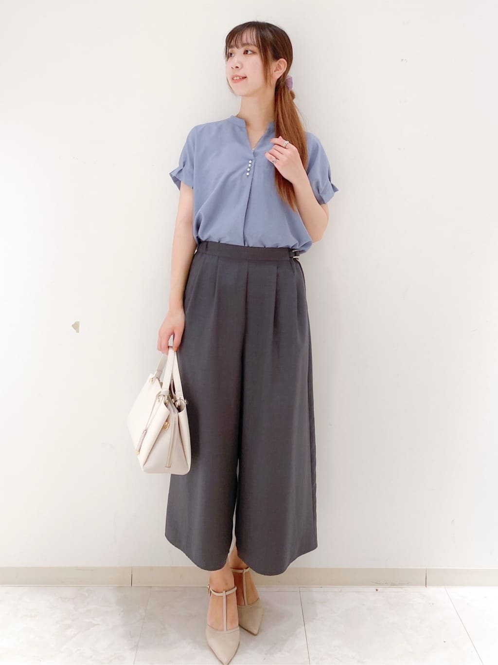 yurinaさんの「index｜《7色展開／XS-LLサイズ》タックスリーブスキッパーブラウス【洗濯機洗い可／吸水速乾／抗ピル／防シ」を使ったコーディネート