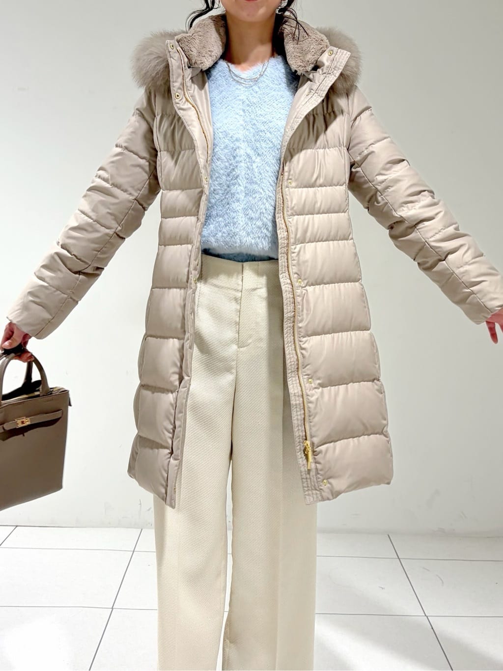 shioriさんの「INDIVI｜【名品／撥水／抗菌防臭】ロング丈リサイクルダウンコート」を使ったコーディネート
