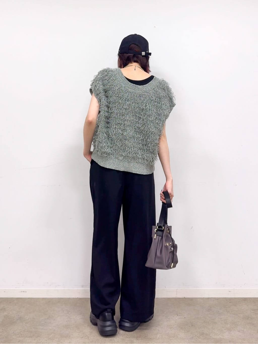 𝐜𝐡𝐢𝐤𝐚さんの「SHOO･LA･RUE｜【前後2WAY】着るだけで着映える ループヤーンベスト」を使ったコーディネート