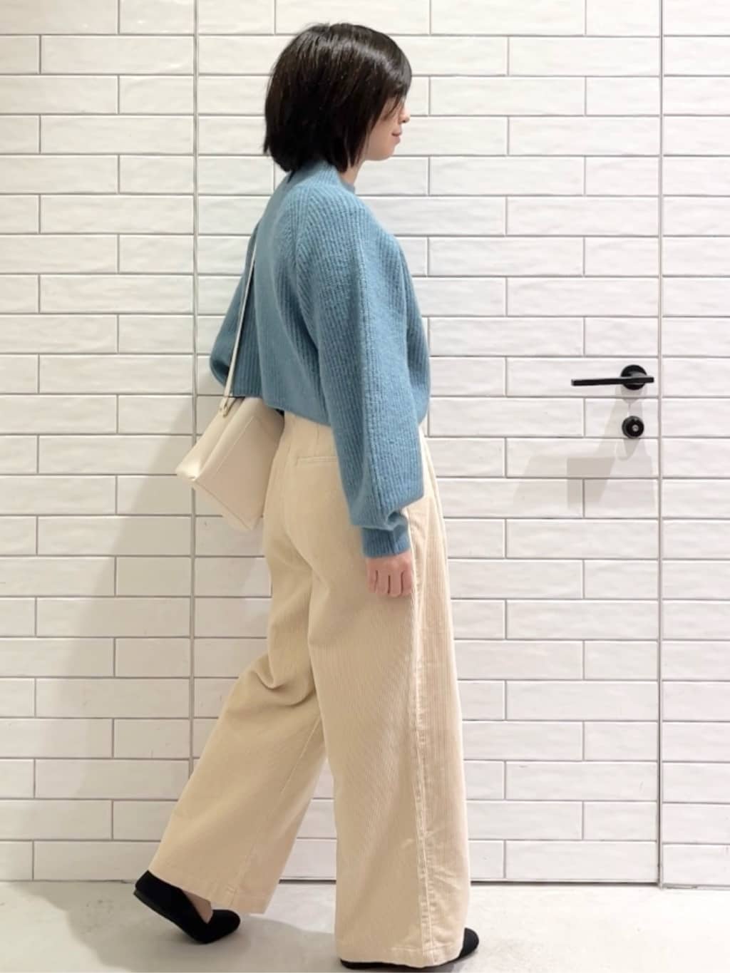 しおりさんの「OPAQUE.CLIP｜MIXミドルゲージショートあぜニット【洗濯機OK】」を使ったコーディネート
