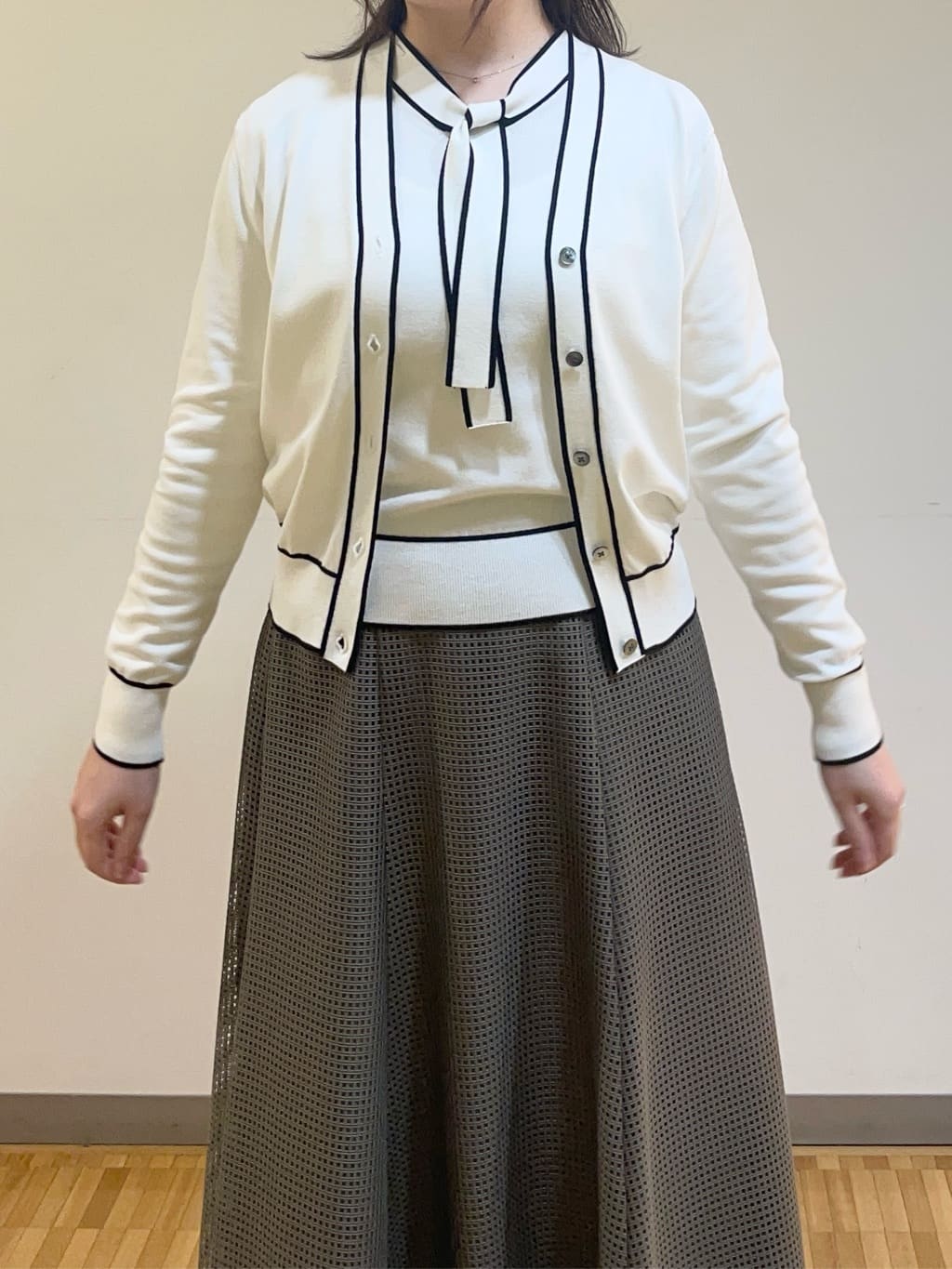 フナキさんの「UNTITLED｜◆【アンサンブル可能】配色Vネックカーディガン」を使ったコーディネート