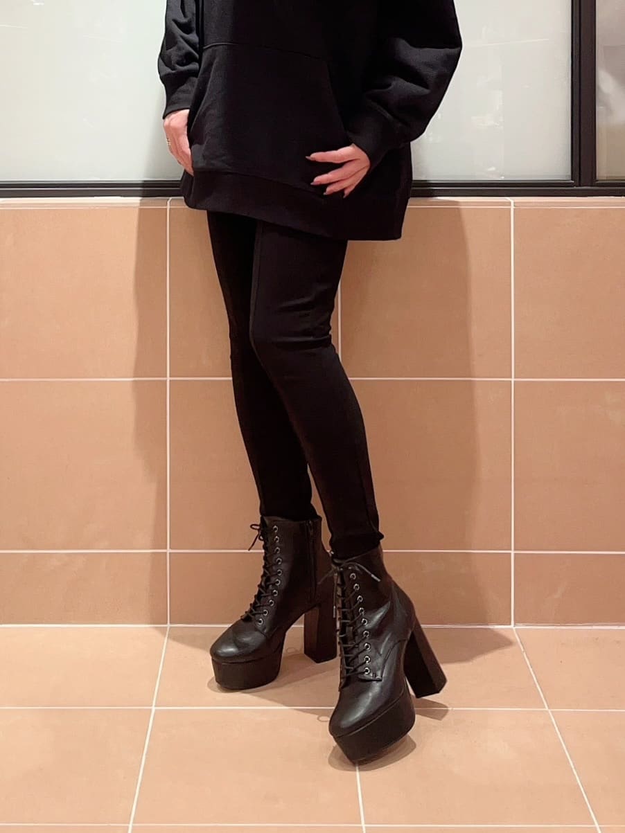 kaoriさんの「ESPERANZA｜【ラク盛り／ショートブーツ】リピーター続出／脚長美脚　厚底レースアップブーツ」を使ったコーディネート