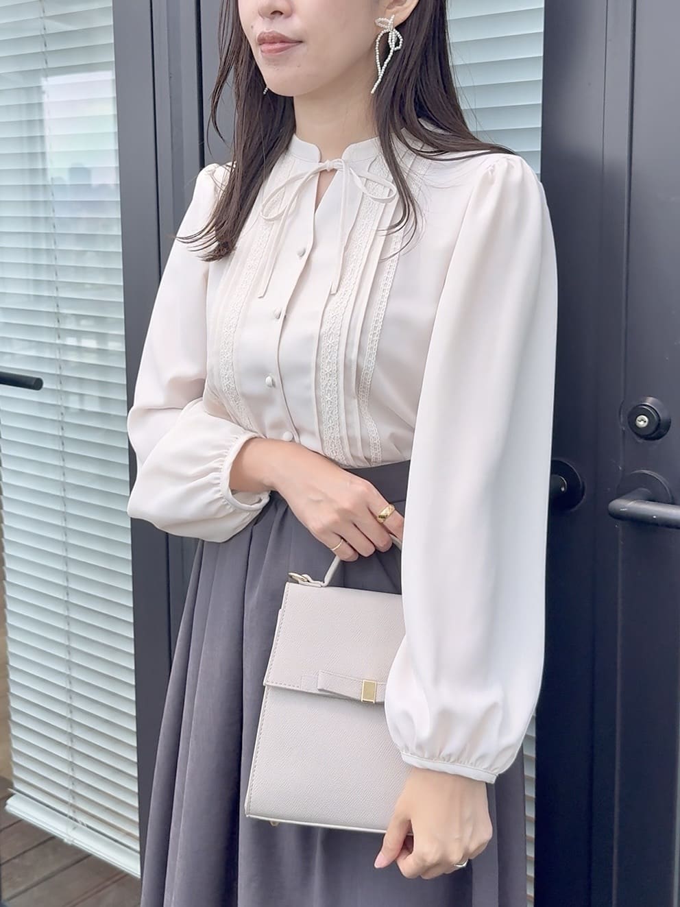 teiさんの「Couture brooch｜【大人可愛い・通勤】ピンタックレースブラウス」を使ったコーディネート