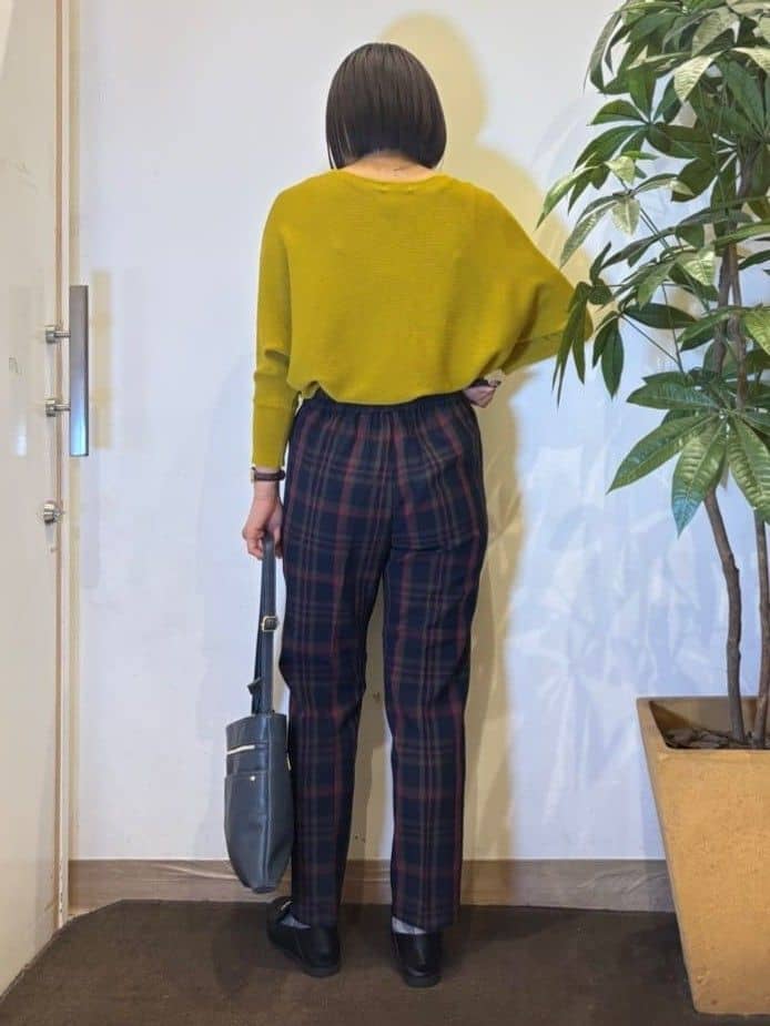 TOWAさんの「SHOO･LA･RUE｜【S-LL/チェック柄アソート】脚のラインをきれいに見せる タックテーパードパンツ」を使ったコーディネート