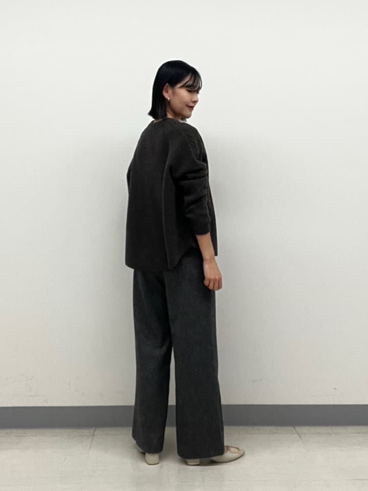 hinanoさんの「INDIVI｜【洗える】ケーブルデザイン ラウンドヘムニット」を使ったコーディネート