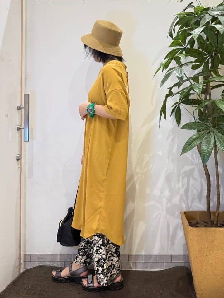misakiさんの「SHOO･LA･RUE｜【S-LL/洗濯後しわになりにくい/体型カバー】後ろ姿もサマになる バックレースアップチュニック」を使ったコーディネート