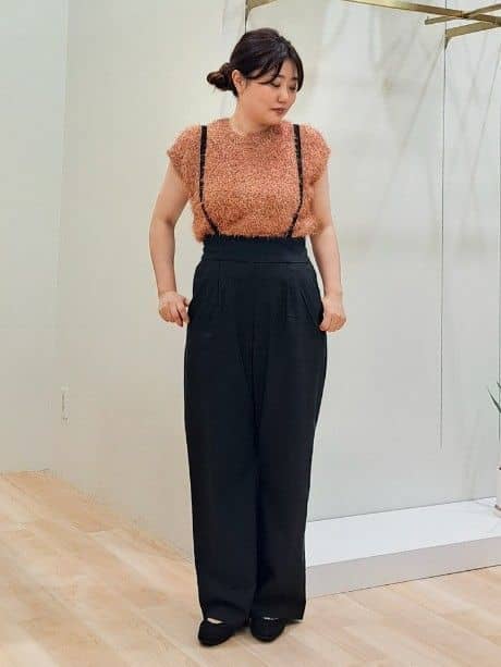 ふるさんの「grove｜夏の余韻と秋の気配をつなぐ　ラメフェザーニットベスト」を使ったコーディネート
