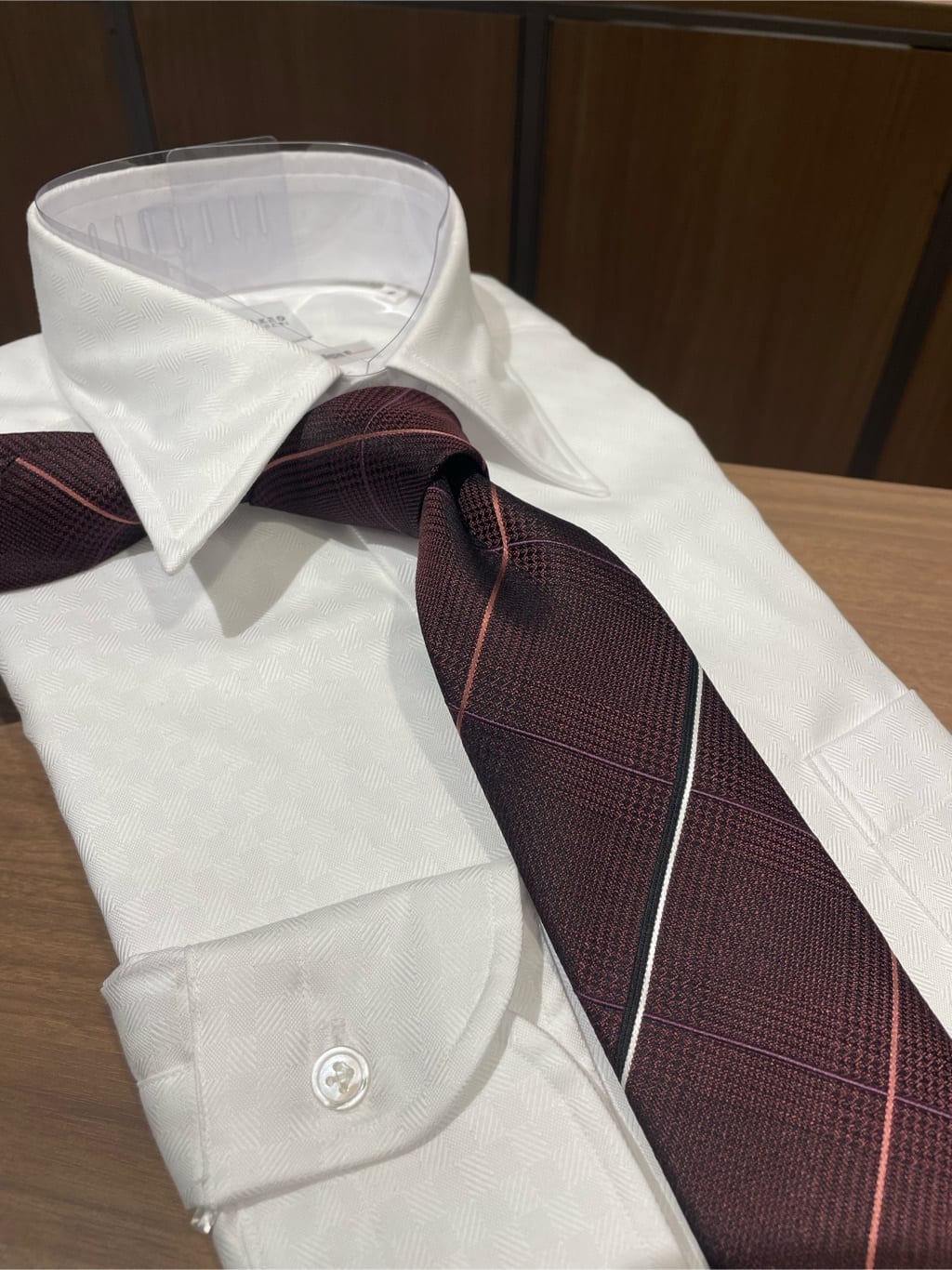 コウノ モトヤさんの「TAKEO KIKUCHI｜【Made in JAPAN】番千鳥ウィンドペン柄 ネクタイ」を使ったコーディネート