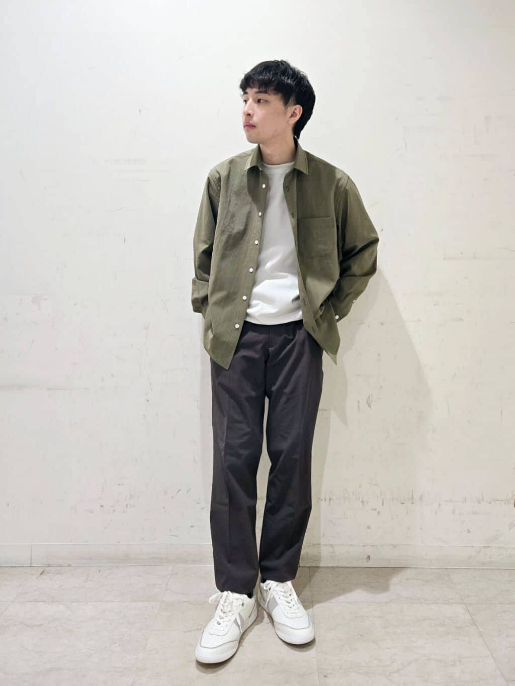 白木駆さんの「TAKEO KIKUCHI｜【抗菌防臭／5サイズ展開】ハイゲージポンチ Tシャツ」を使ったコーディネート