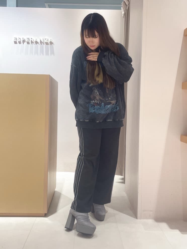 ほのかさんの「ESPERANZA｜【ラク盛り／ショートブーツ】リピーター続出／脚長美脚 厚底シャーリングブーツ」を使ったコーディネート