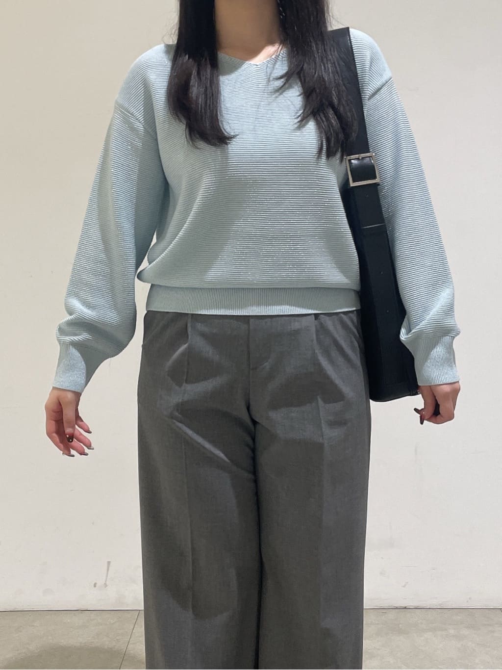 emikaさんの「INDIVI｜【ウール混ラメ素材】Vネック煌めきニット」を使ったコーディネート