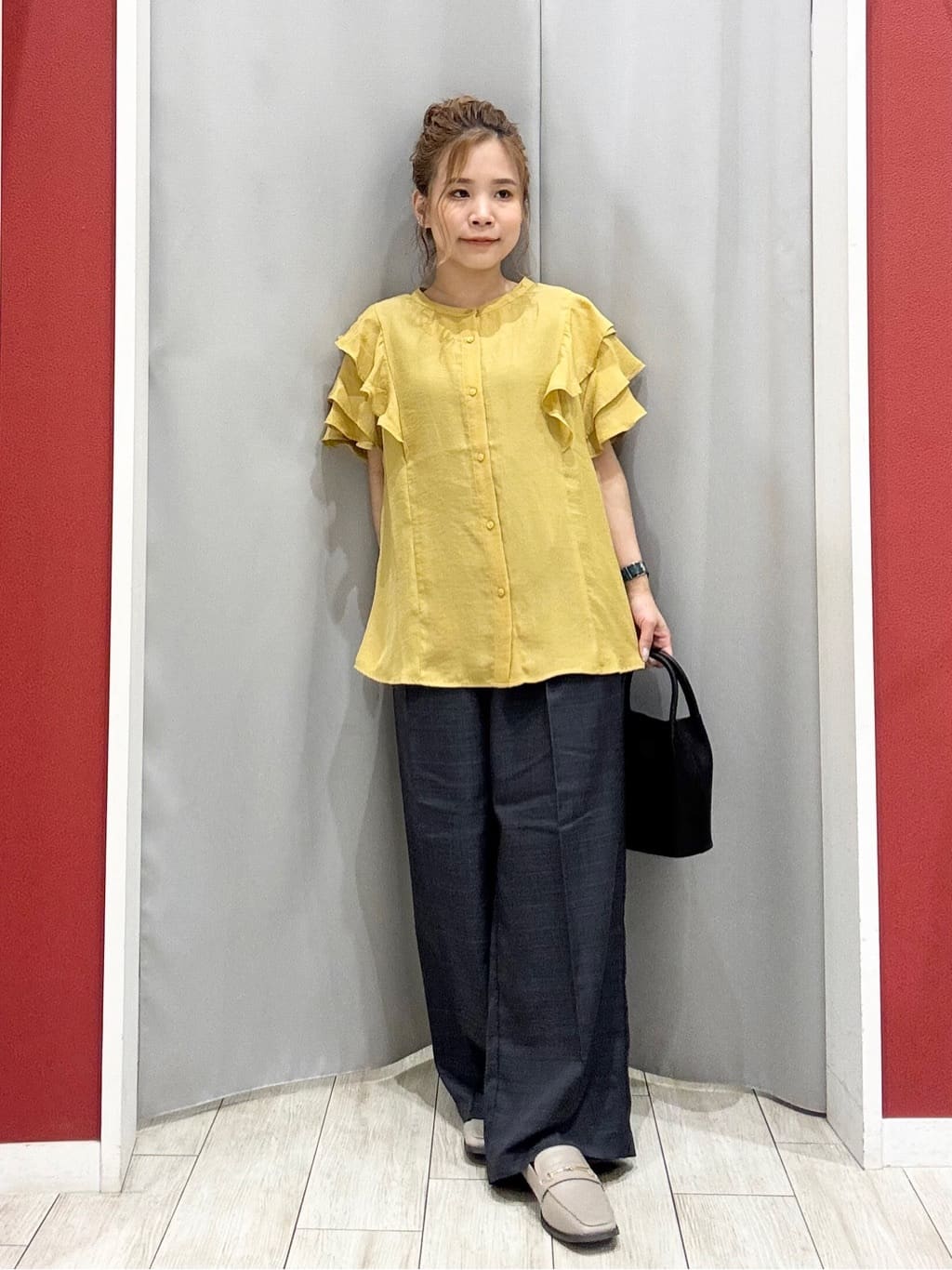 shioさんの「SHOO･LA･RUE｜【無地/ドット柄】お袖フリルが華やぐ きれいめブラウス」を使ったコーディネート
