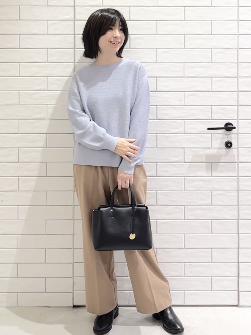 しおりさんの「OPAQUE.CLIP｜ラメガーターボートネックニット【洗濯機OK】」を使ったコーディネート
