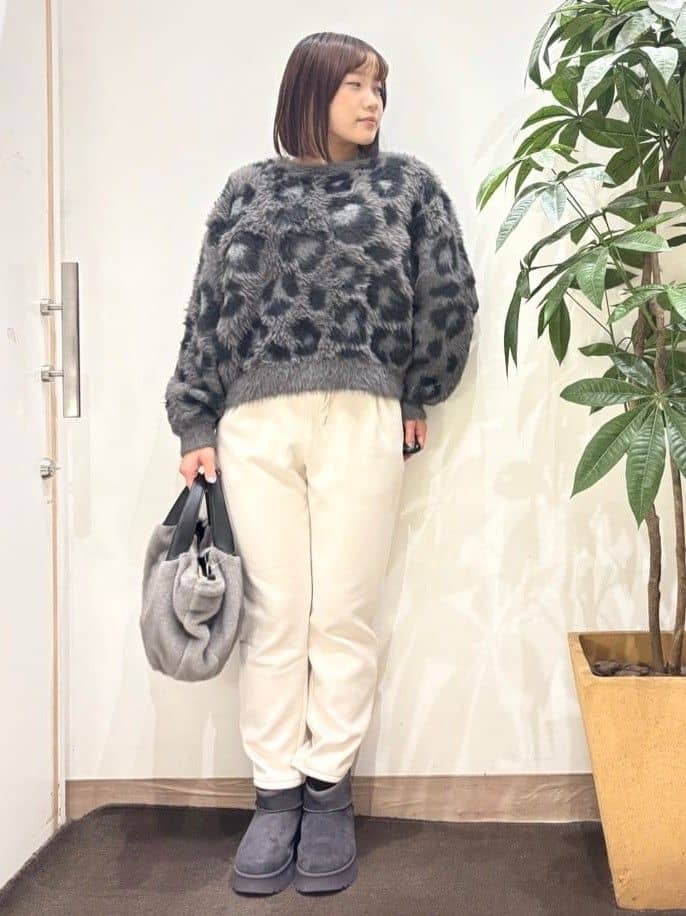 TOWAさんの「SHOO･LA･RUE｜【選べる4柄】ふわふわ ロングフェザーニット」を使ったコーディネート