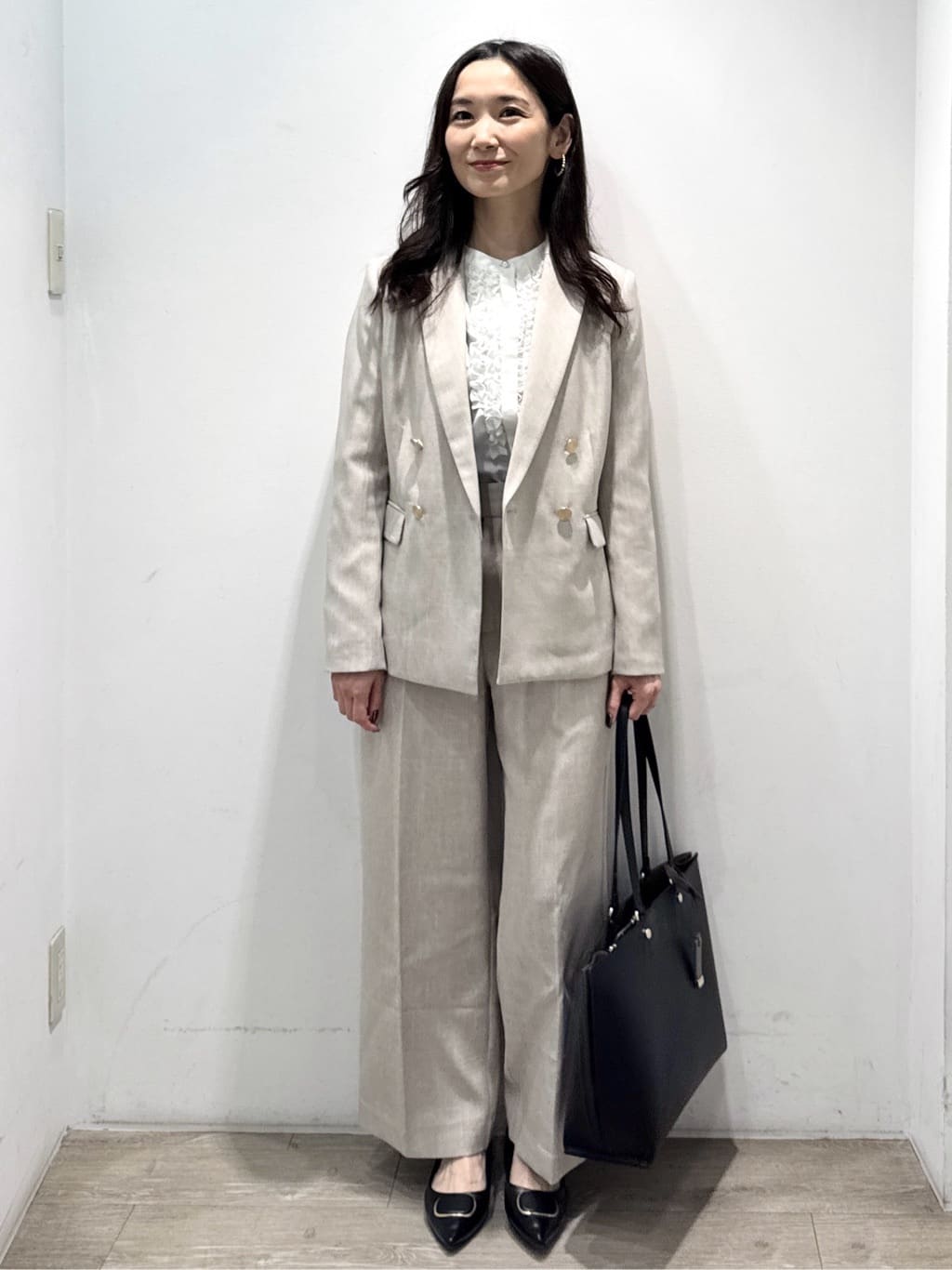 yuicciさんの「OPAQUE.CLIP｜バンドカラーフリルブラウス【洗濯機OK／イージーアイロン／防シワ】」を使ったコーディネート