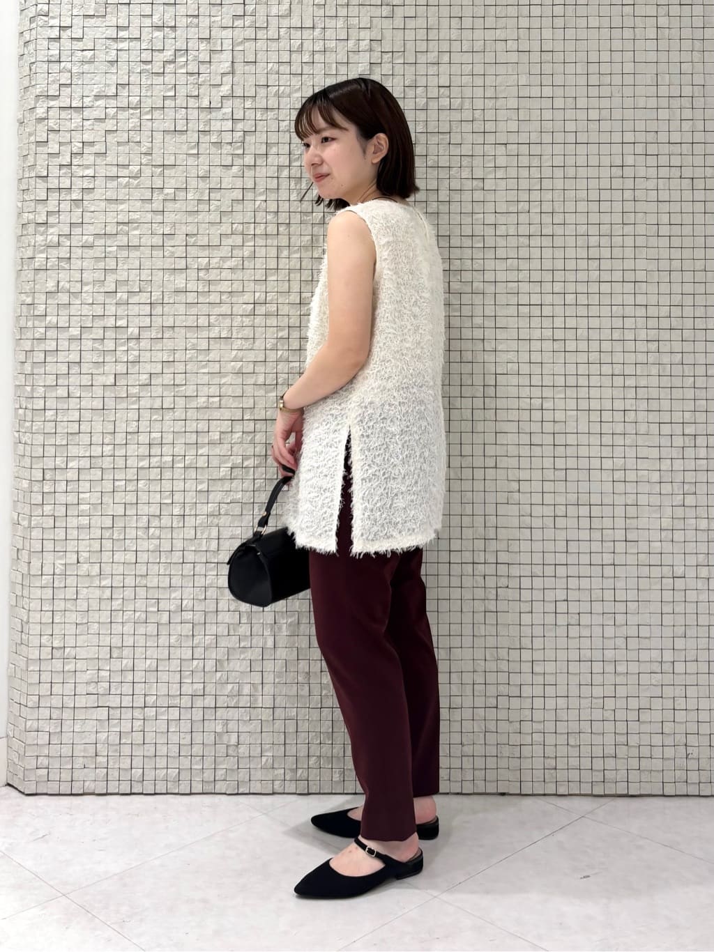 sakuさんの「INDIVI｜人気NO.1【褒められパンツ／高ストレッチ／ウエストゴム】タックテーパードパンツ」を使ったコーディネート