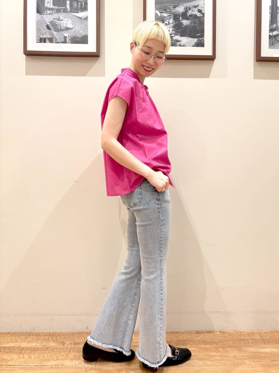 Ayumiさんの「SHOO･LA･RUE｜【洗える/S-LL】プチフリル襟が女性らしい フレンチスリーブシャツ」を使ったコーディネート