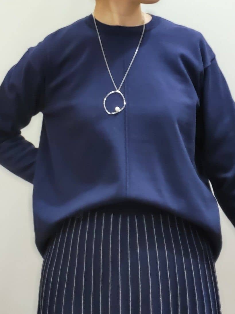 やまちゃんさんの「grove｜【SETUP可能】冬から春まで軽やかに　ラメラインニットプリーツスカート」を使ったコーディネート