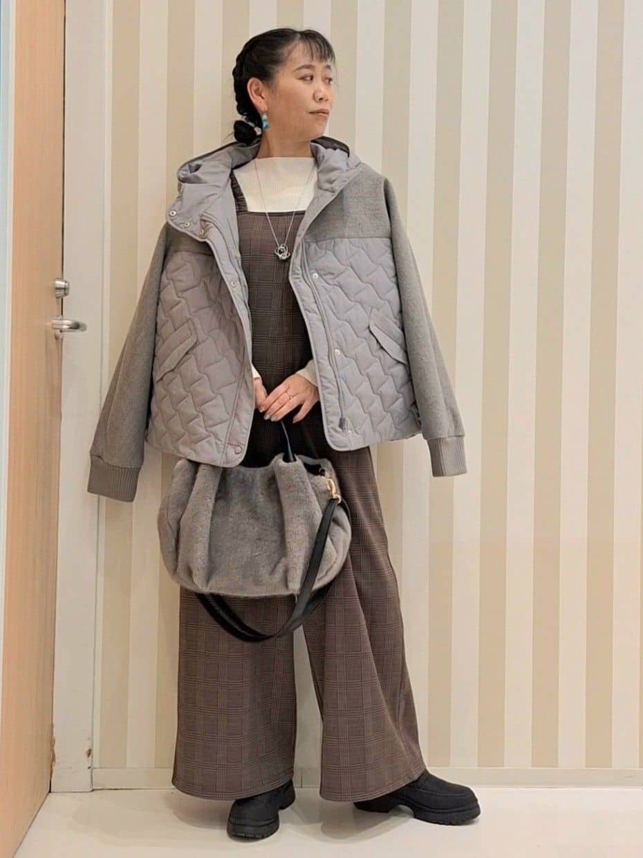 Saoさんの「SHOO･LA･RUE｜【あったか】大人のための チェック柄フリルサロペット」を使ったコーディネート