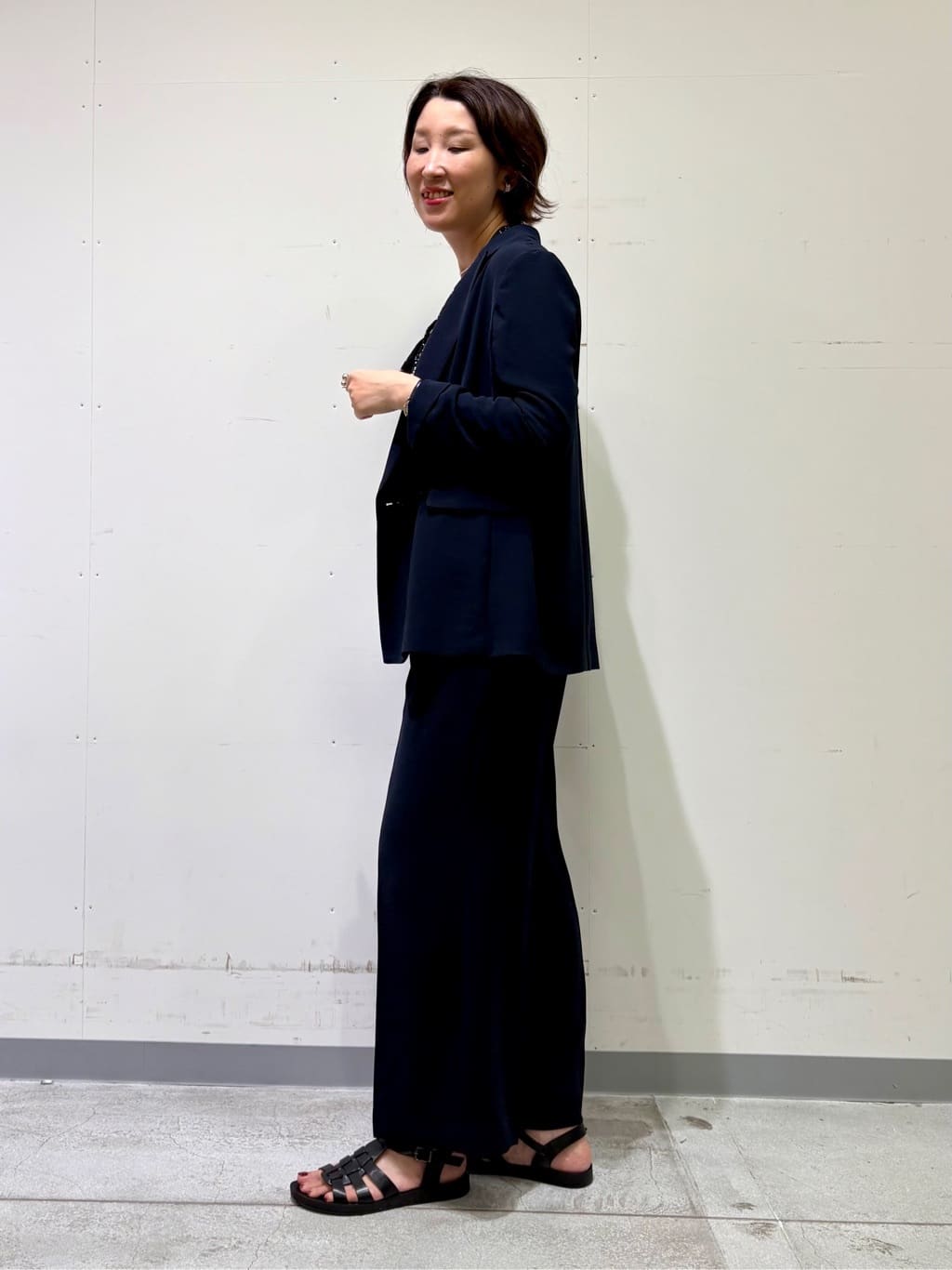 yuriさんの「INDIVI｜【モノトーン小花柄／シャーリング素材】ボリューム袖エアリーブラウス」を使ったコーディネート