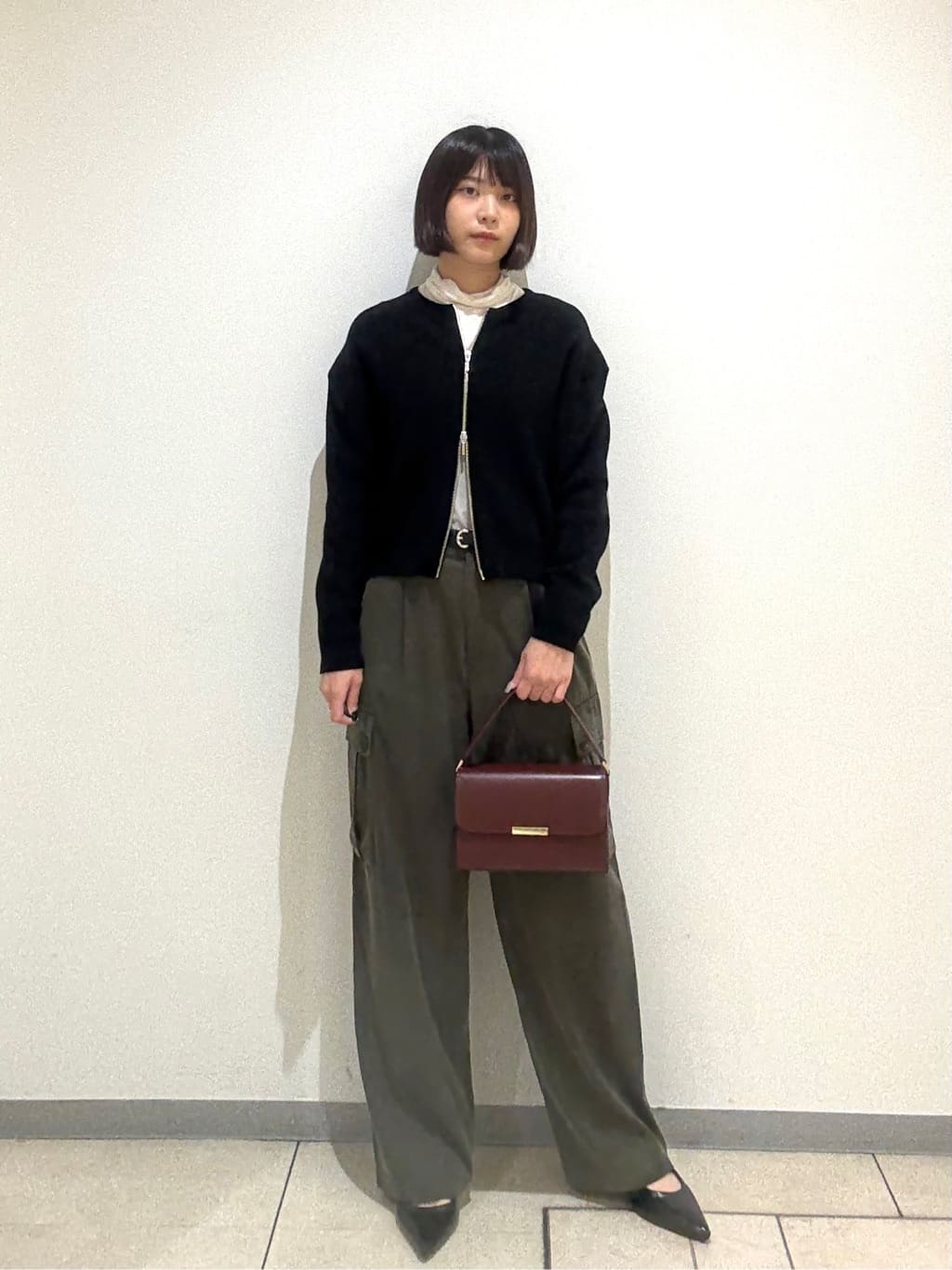 Itoさんの「UNTITLED｜【大人きれいめ/ストレート/ワイド】キュプラカーゴパンツ」を使ったコーディネート