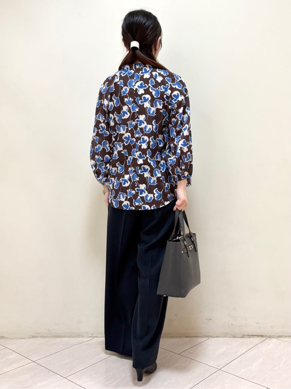 mikiさんの「Reflect｜【ジャケットのインナーにおすすめ◎】花柄タックデザインブブラウス」を使ったコーディネート