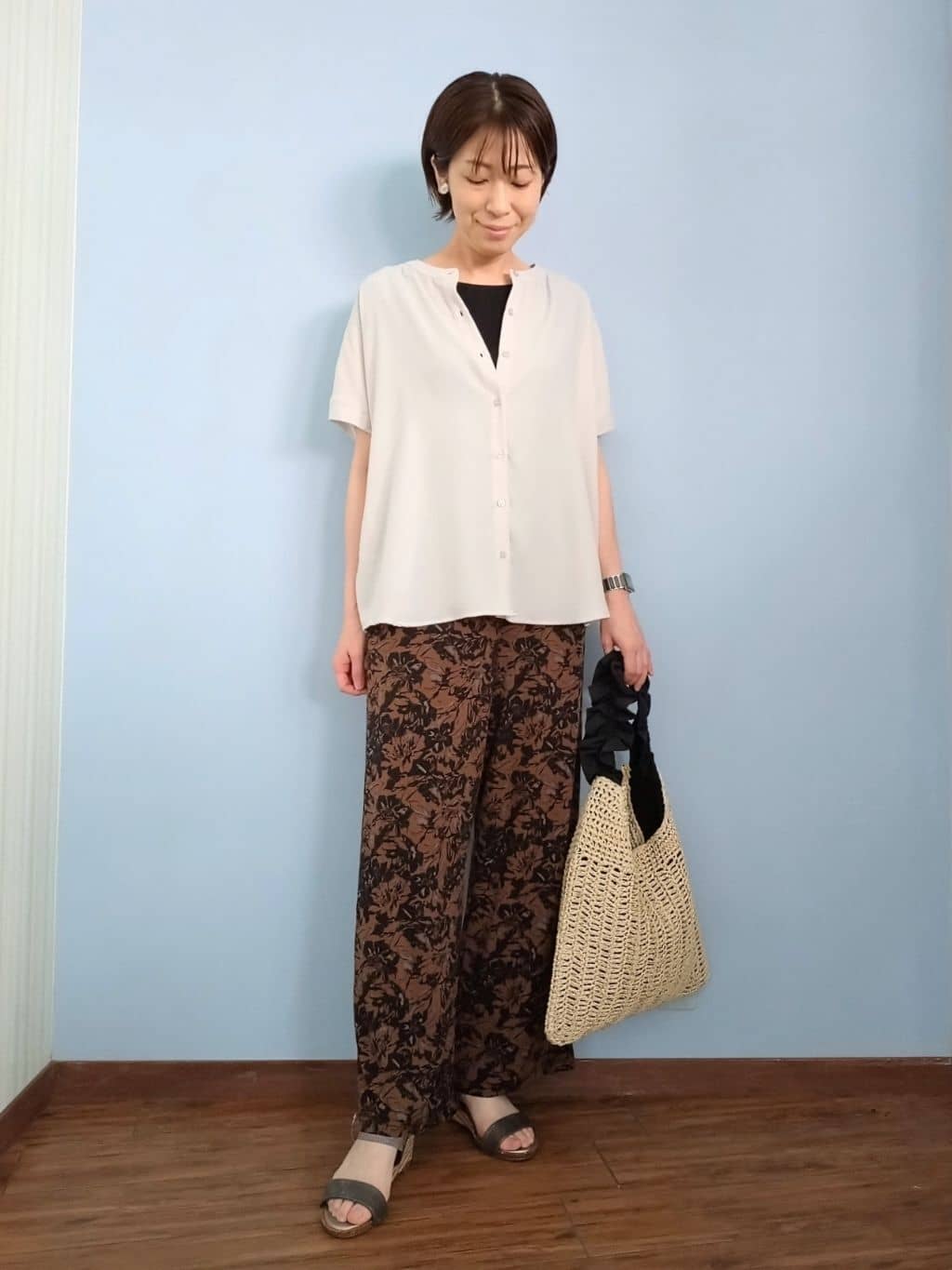 miomioさんの「SHOO･LA･RUE｜【洗える/プチプラ】大人の抜け感をプラスする バンドカラーシャツ」を使ったコーディネート