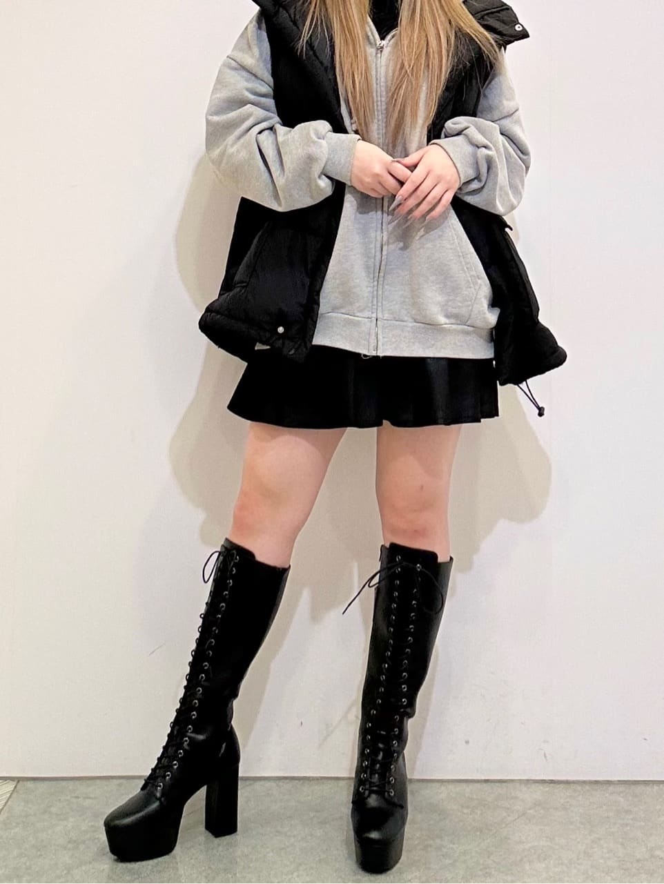 ちゃきさんの「ESPERANZA｜【ラク盛り／ロングブーツ】リピーター続出／脚長美脚　レースアップロングブーツ」を使ったコーディネート