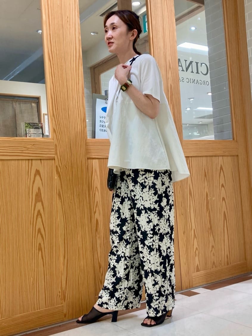 ゆうさんの「UNTITLED｜【ウエストゴム/ワイド/柄】モノトーンフラワーパンツ」を使ったコーディネート