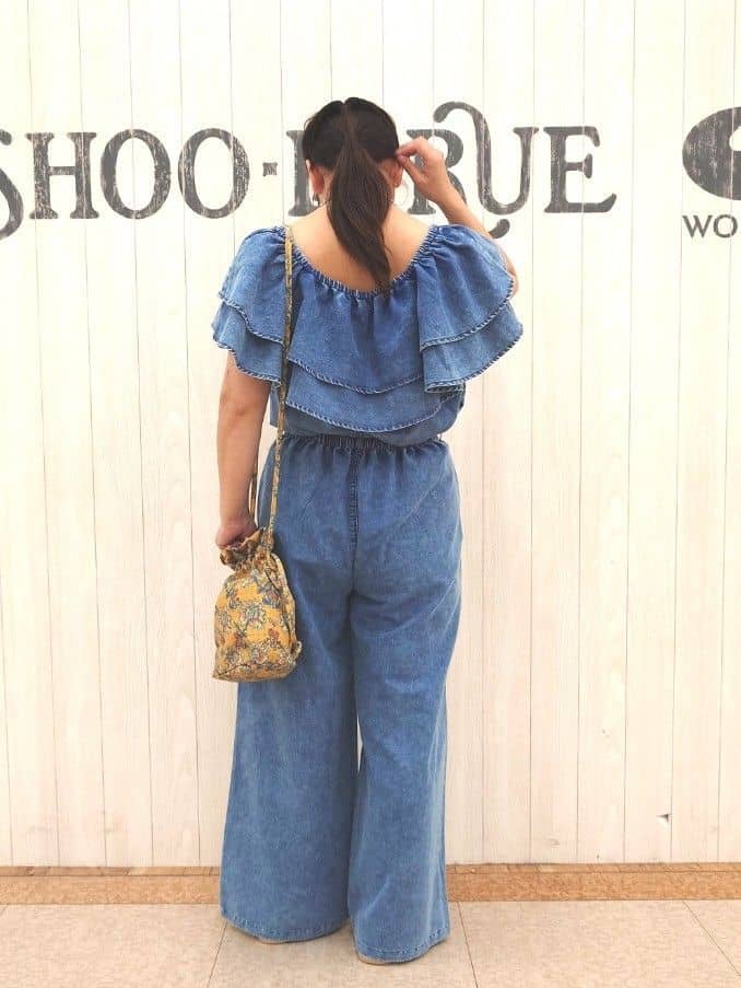 とろろさんの「SHOO･LA･RUE｜【セットアップ可/前後2WAY/オフショル2WAY】着こなしを楽しめる デニムフリルブラウス」を使ったコーディネート