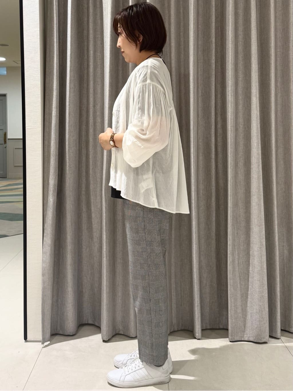 Satさんの「COUP DE CHANCE｜【手洗い可／日本製／ストレッチ】定番センタープレス入りパンツ」を使ったコーディネート