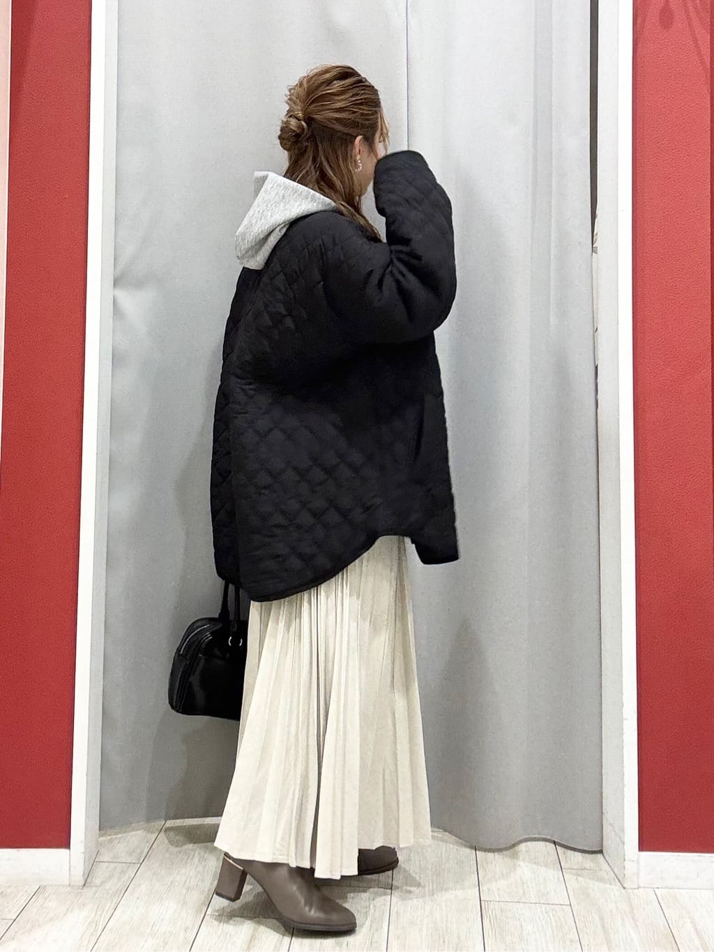shioさんの「SHOO･LA･RUE｜【セットアップ可/S-LL/なめらかタッチ】選べる3柄 ロゴ入りプルパーカ」を使ったコーディネート
